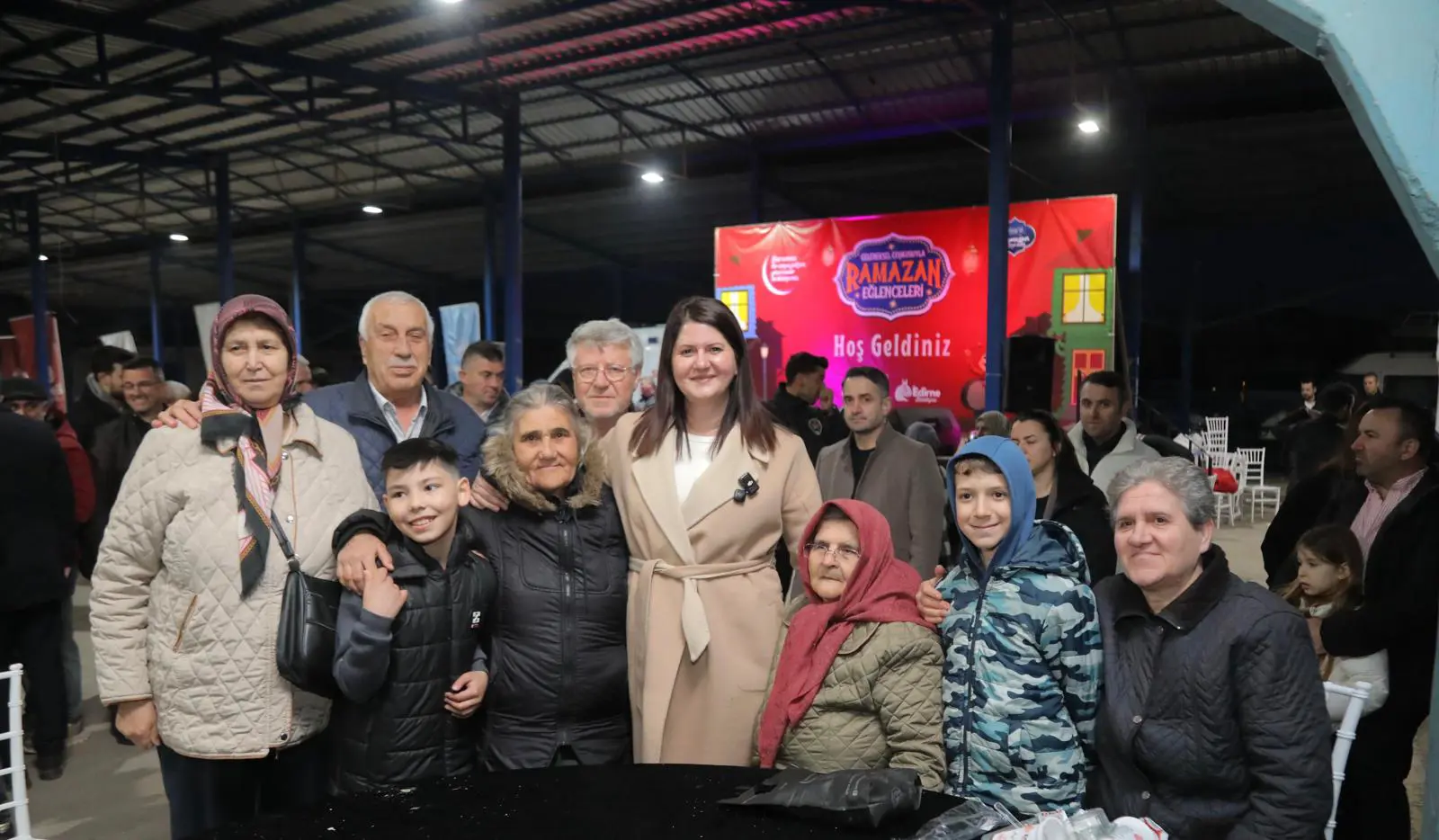 EDİRNE’DE RAMAZAN BEREKETİ: BALKAN PAZARI’NDA BÜYÜK İFTAR SOFRASI galeri görseli